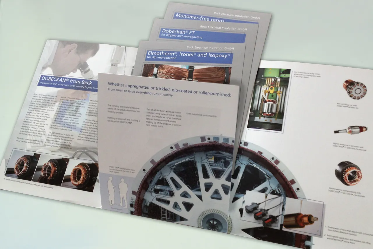 Aufgeklappte Broschüre mit Einlegeblättern und dem Motiv eines Elektromotors