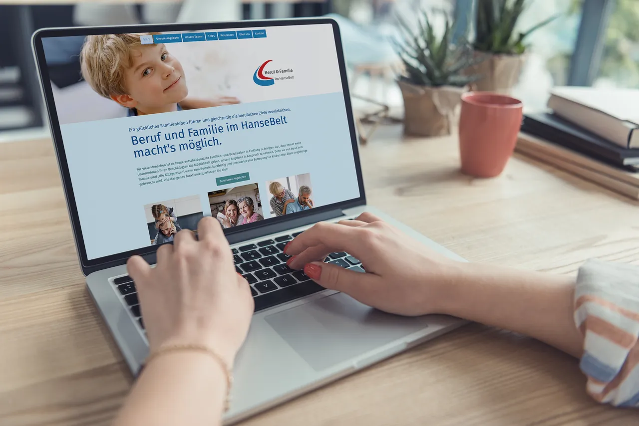 Person arbeitet am Laptop, auf dem Bildschirm die Website von Beruf und Familie im HanseBelt