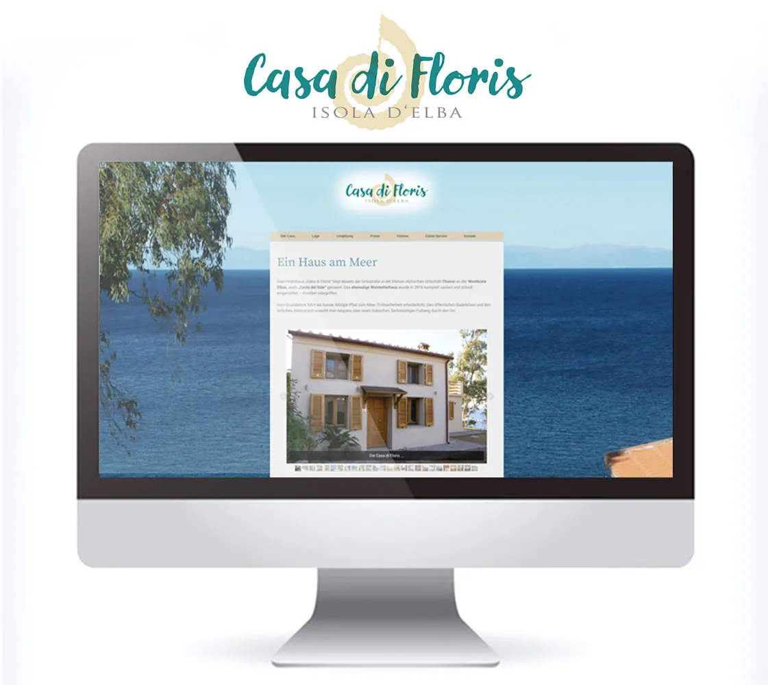 Startseite der Website Casa di Floris auf einem Monitor mit Blick aufs Meer