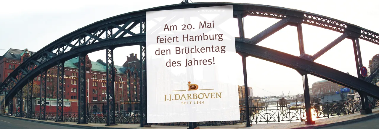 Banner an der Brooksbrücke in der Hamburger Speicherstadt zum Brückentag