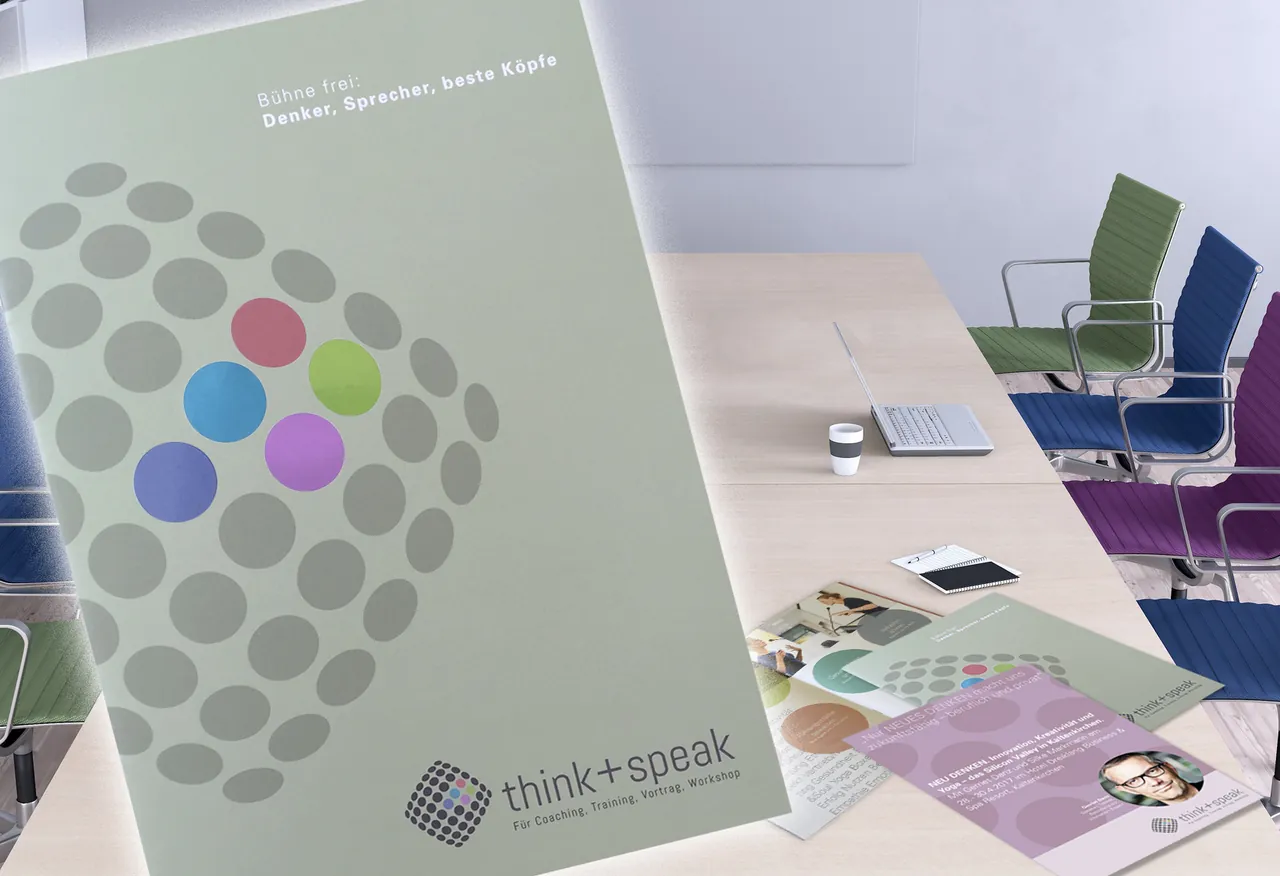 Imagebroschüre von think+speak auf einem Konferenztisch