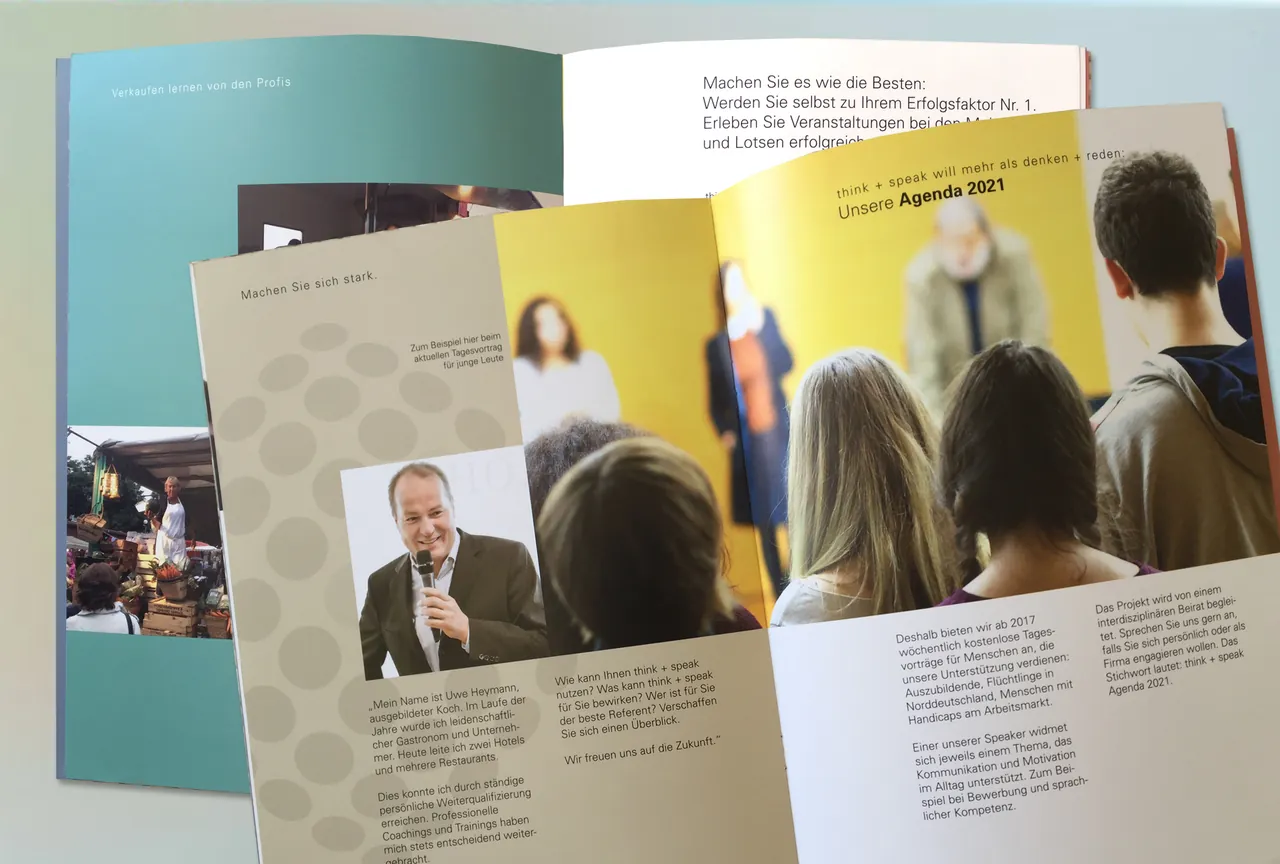 Doppelseite der Imagebroschüre mit Referenten und Seminarpublikum
