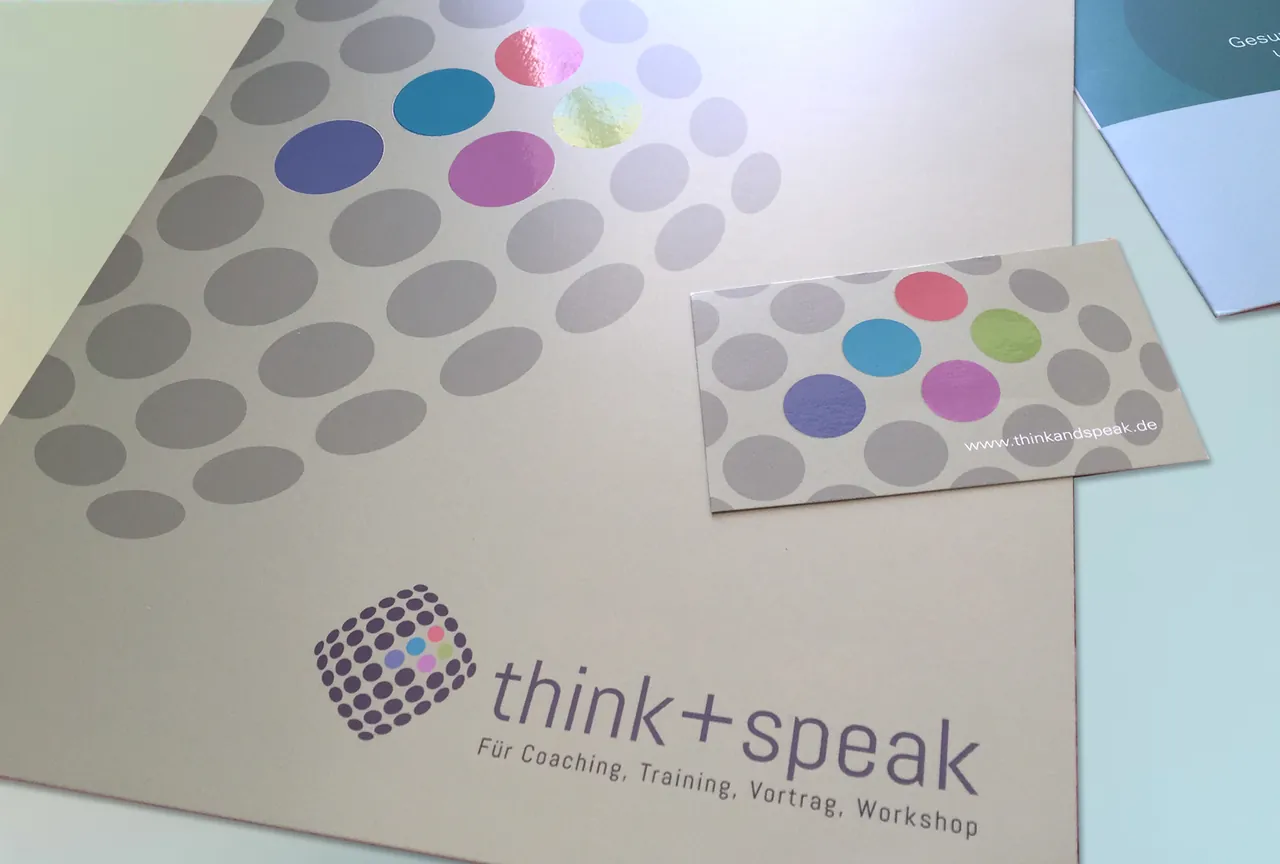 Geschäftsausstattung von think+speak mit Mappe und Karte