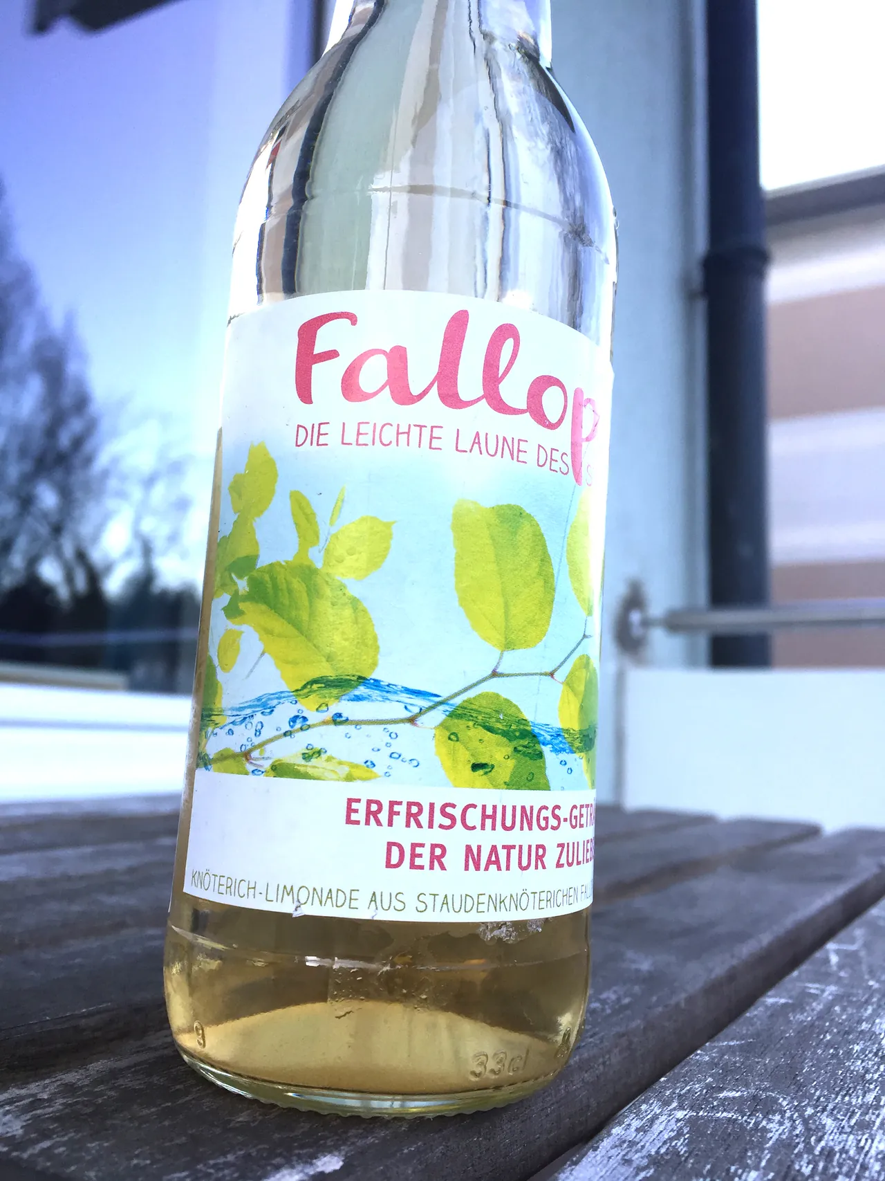 Flasche Fallopia Limonade mit Etikett auf einem Holztisch