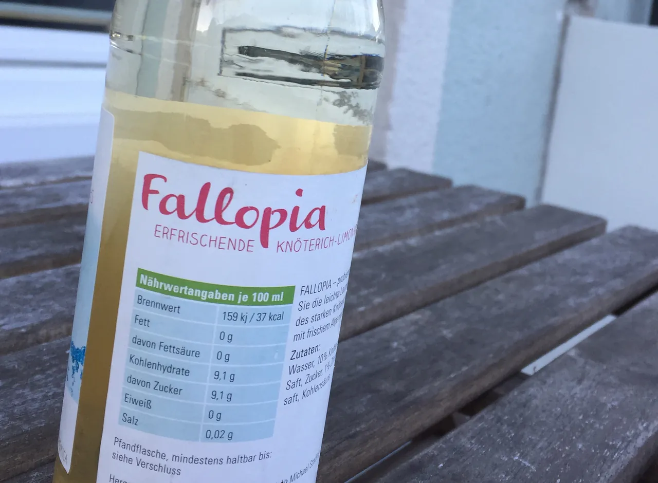 Rückseite der Flasche mit Nährwertangaben