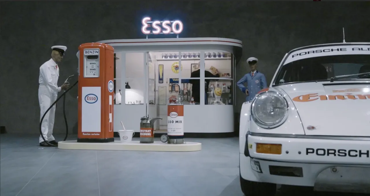 Nachgebaute Esso-Tankstelle mit weißem Porsche in der Sonderschau