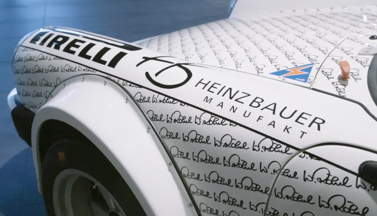 Originalfahrzeug mit handschriftlicher Beschriftung und Pirelli-Schriftzug