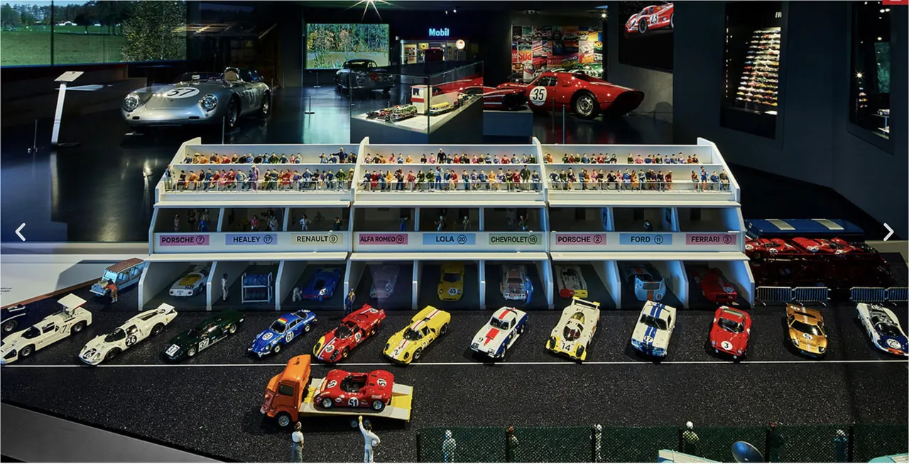Vitrine mit Modellrennwagen in der Sonderschau Colors of Speed