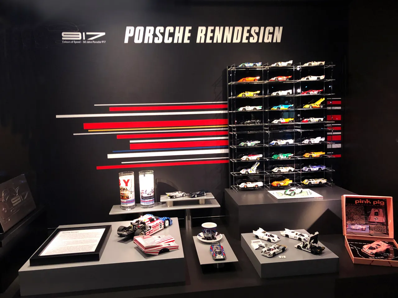 Ausstellungsbereich Porsche Renndesign mit Regalen voller Modellautos
