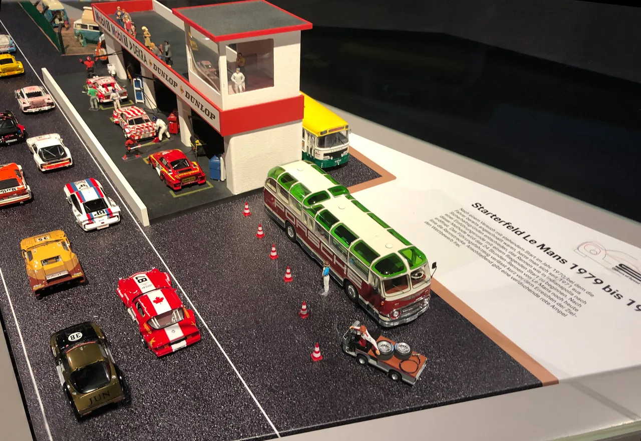 Modell einer Boxengasse mit Rennwagen und Bus