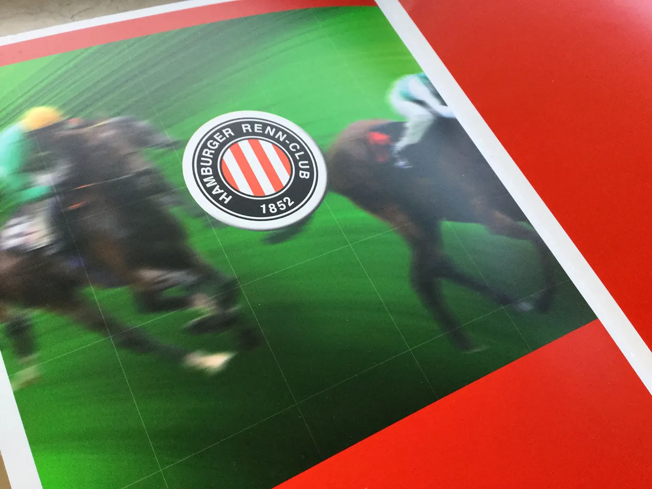 Titel der Sponsorenbroschüre des Hamburger Renn-Clubs mit galoppierenden Rennpferden