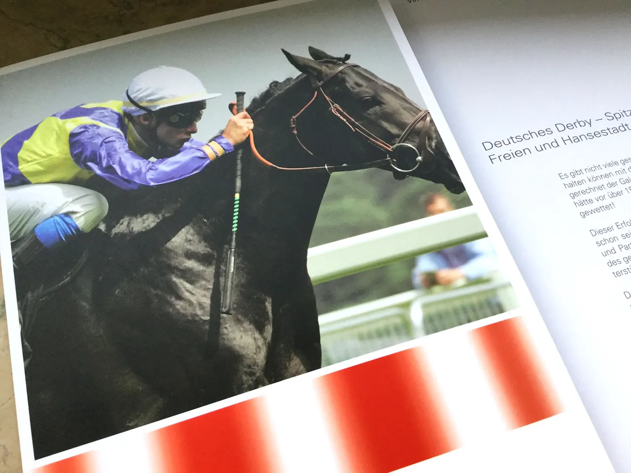 Innenseite der Broschüre mit Jockey auf einem Rennpferd