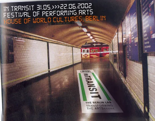 Anzeige für das Festival In Transit im Haus der Kulturen der Welt, Schriftzug am Boden eines U-Bahn-Tunnels