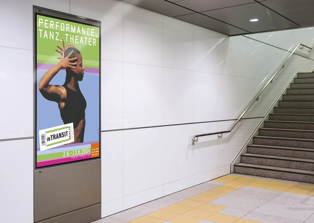 Plakat für das Festival In Transit in einer U-Bahn-Station