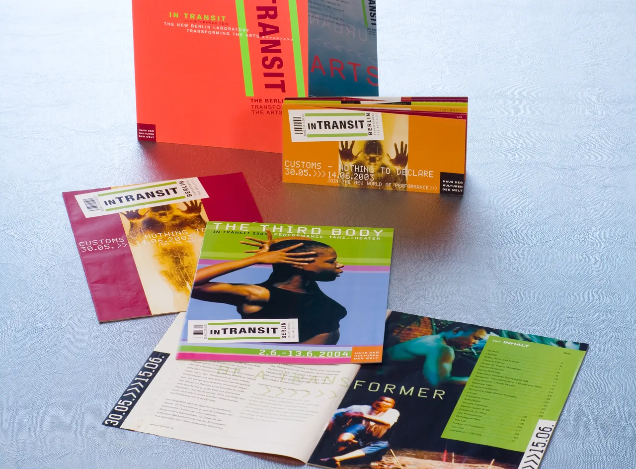 Programmheft, Flyer und Broschüre des Festivals In Transit auf blauem Grund