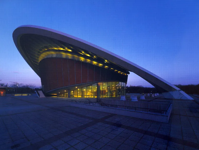 Haus der Kulturen der Welt in Berlin in der Dämmerung
