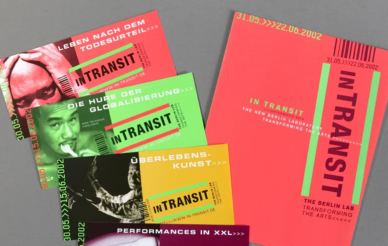 Flyer und Karten in Rot, Grün und Gelb mit dem Schriftzug In Transit