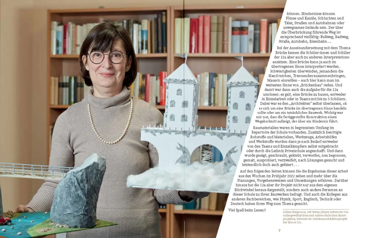 Doppelseite mit Porträt einer Lehrerin vor einem Bücherregal, in den Händen ein Papiermodell einer Brücke