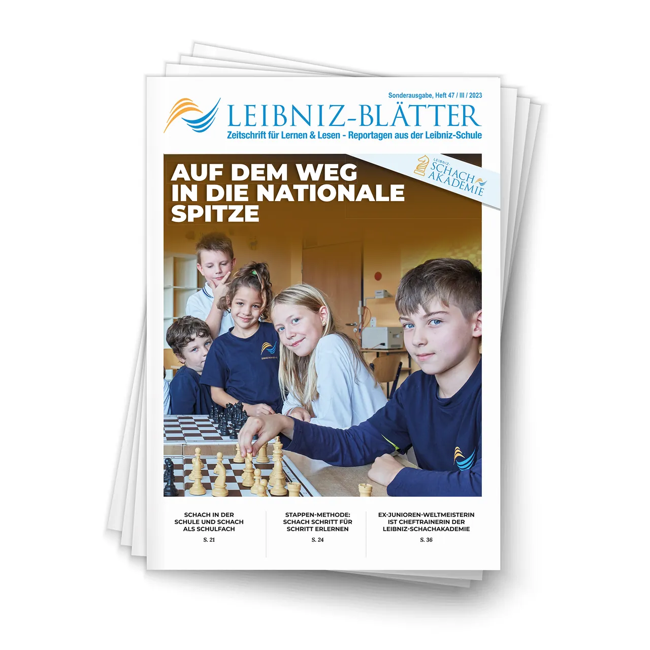 Stapel der Leibniz-Blätter mit Schulkindern beim Schach