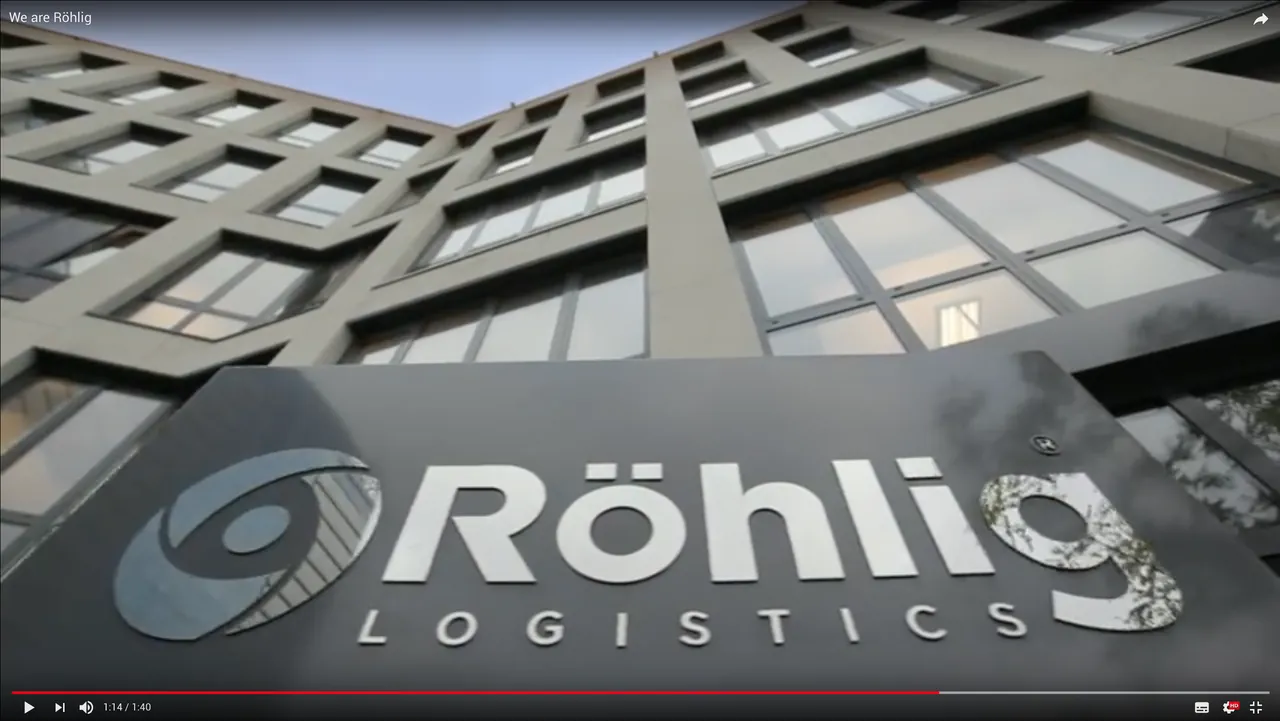 Standbild aus dem Röhlig Logistics Imagefilm mit Schriftzug am Bürogebäude