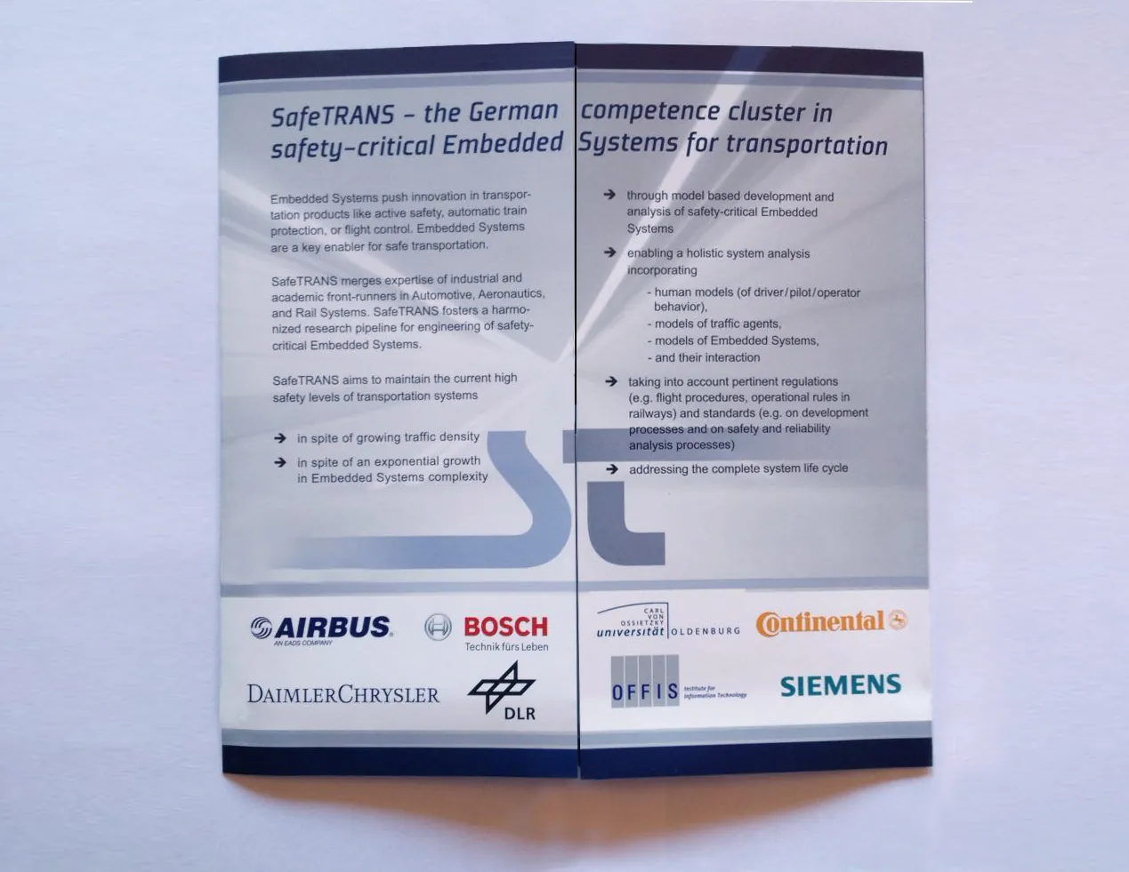 Faltmappe von SafeTRANS mit Partnerlogos wie Airbus, Bosch, Continental und Siemens