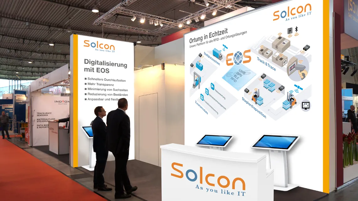 Messestand von Solcon Systemtechnik mit Besuchern und Bildschirmen