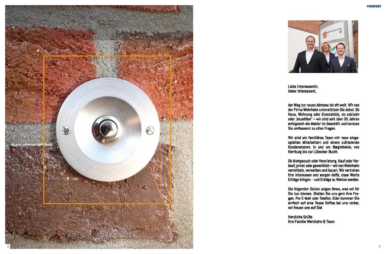 Doppelseite der Imagebroschüre von Wehrhahn Immobilien mit Türklingel und Teamfoto