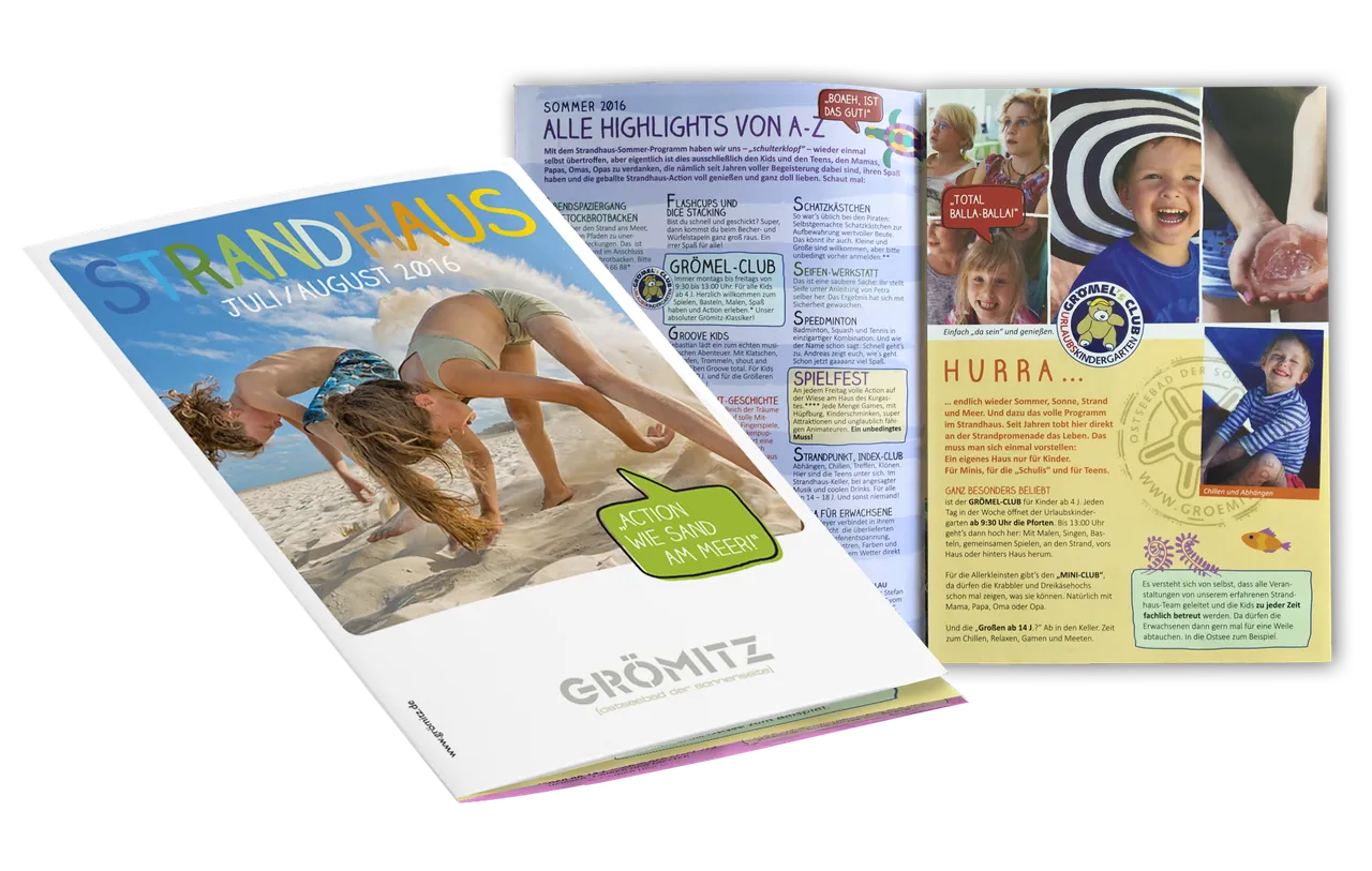 Strandhaus-Programmheft mit Kind am Strand, Titelseite und Innenseite